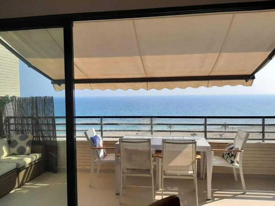 Top-Floor Beachfront Apartment With Parking, Pool, & Spacious Sea-View Balcony Villajoyosa Eksteriør bilde